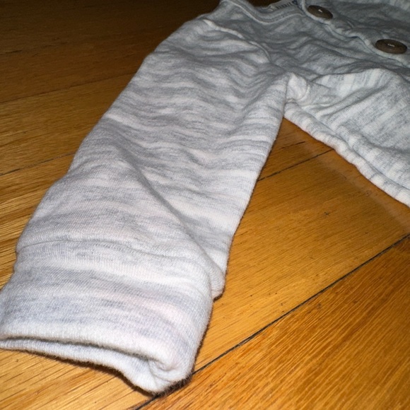 Baby white and grey onesie 6-9 months - Picture 6 of 6